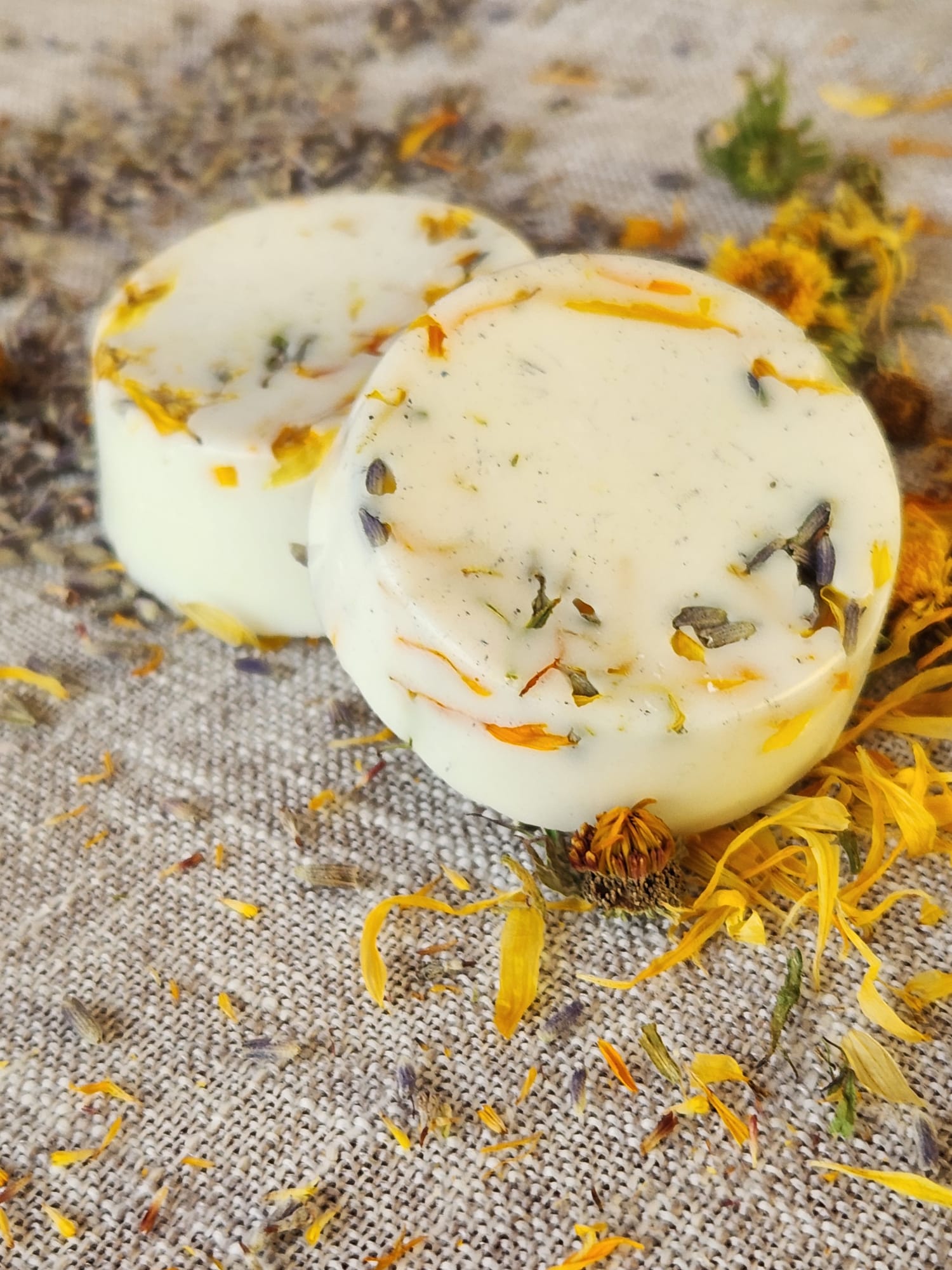 סבון טבעי עם פרחים